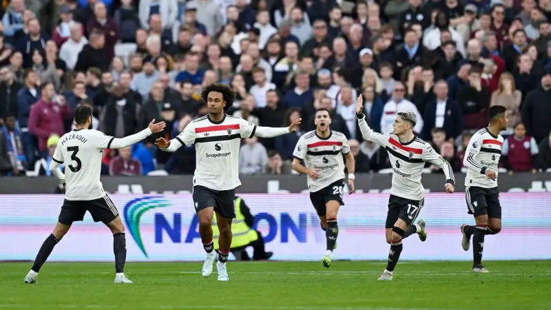 نابولي يفاوض نجم مانشستر يونايتد الشاب لتعويض كفاراتسخيليا