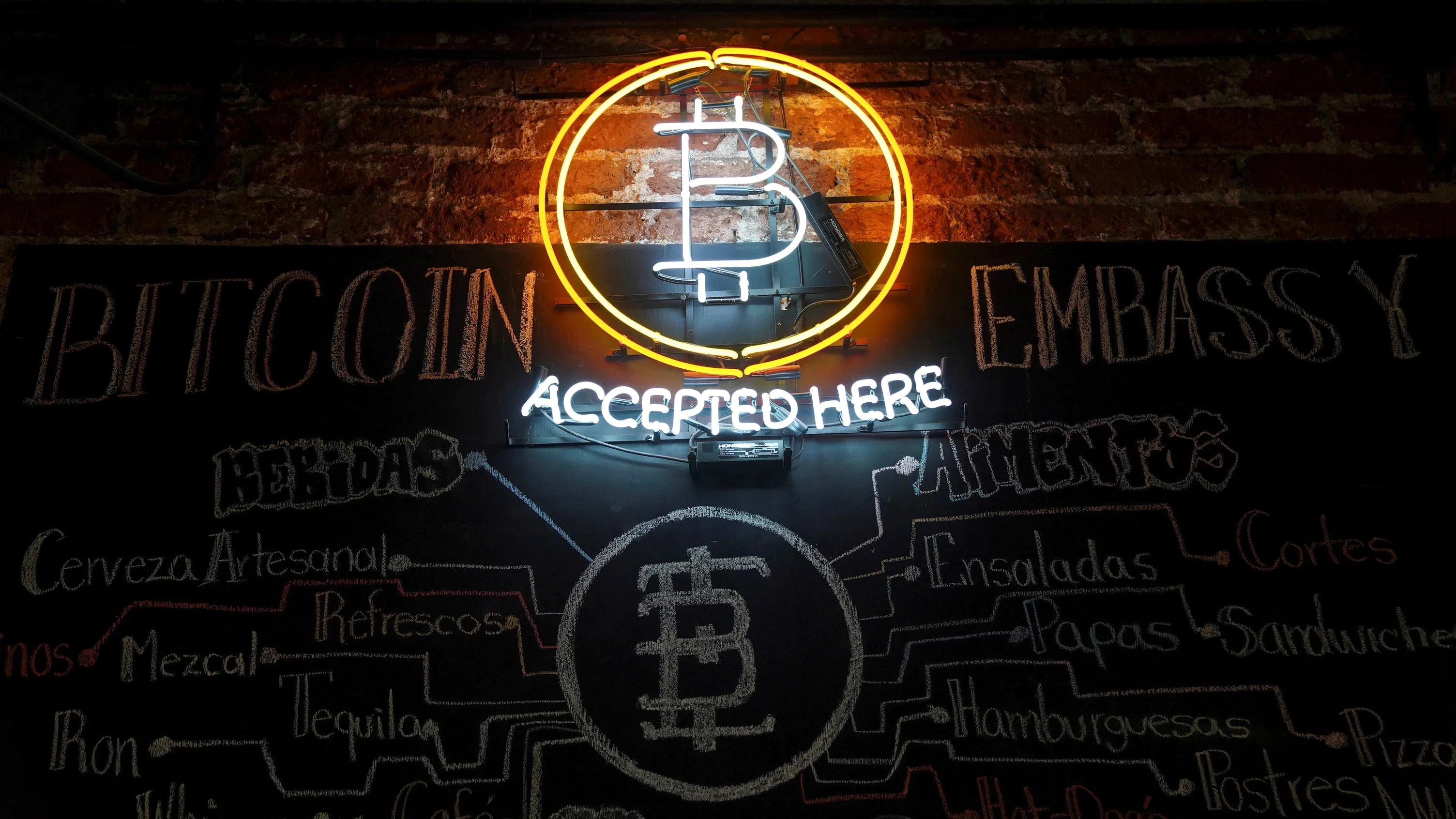 تراجعات جمعاية للعملات المشفرة.. وهذا ما حدث لـ"البيتكوين" 