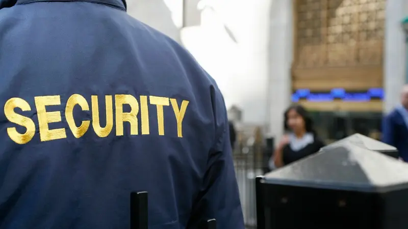 "لو مخلعتيش هدومك هعورك".. حارس أمن يعتدي على طفلة في مصر