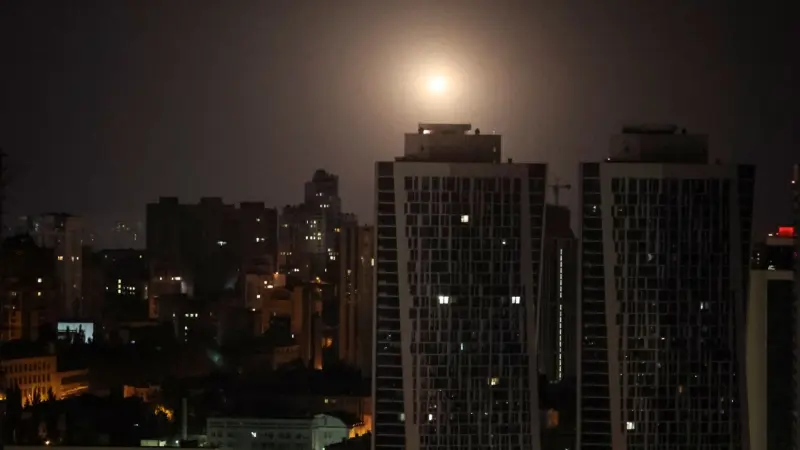 أوكرانيا تتصدّى لهجوم جوي روسي على كييف