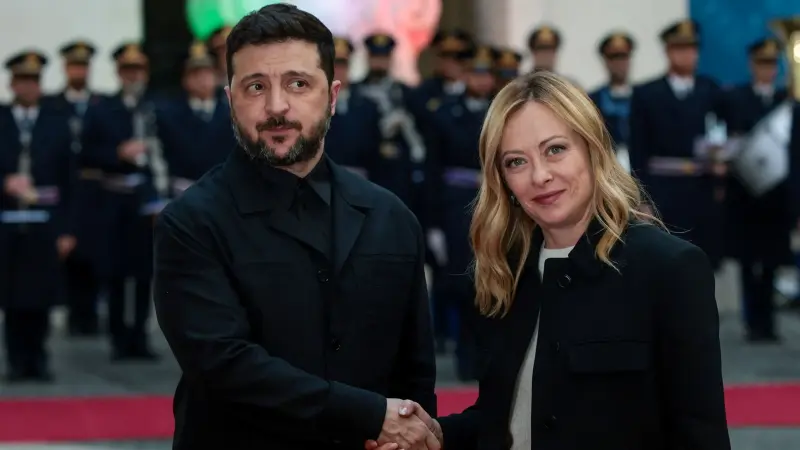 زيلينسكي يلتقي ميلوني ويكشف مستجدات محادثات السلام