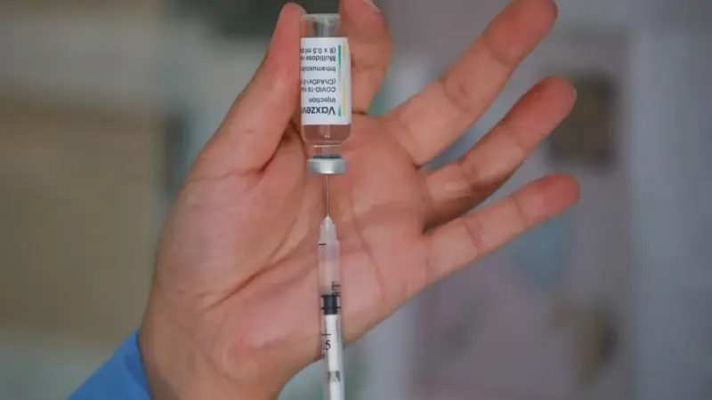 علماء يشكّكون في علاقة لقاح كورونا بوفيات الأطفال