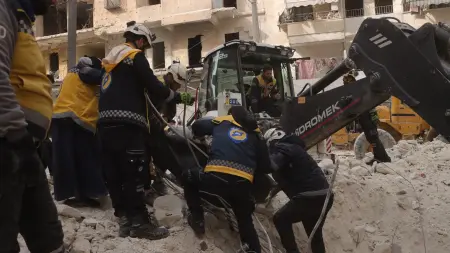 فيديو - سوريا.. 8 قتلى جراء انهيار مبنى سكني في حلب