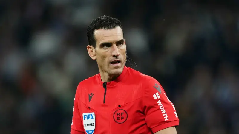 حكم مباراة أتليتكو مدريد وبرشلونة.. صافرة حازمة للقمة