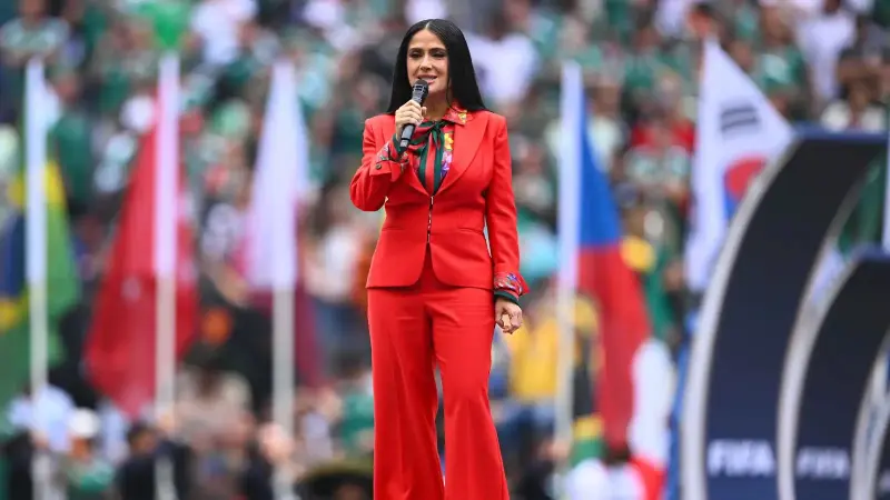 من هي سلمى حايك سفيرة كأس العالم 2026؟ تعرف إلى زوجها الملياردير