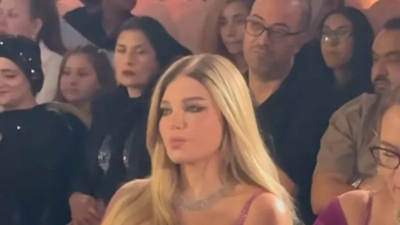 فستان ياسمين الخطيب يضعها في موقف محرج.. لجأت للمناديل
