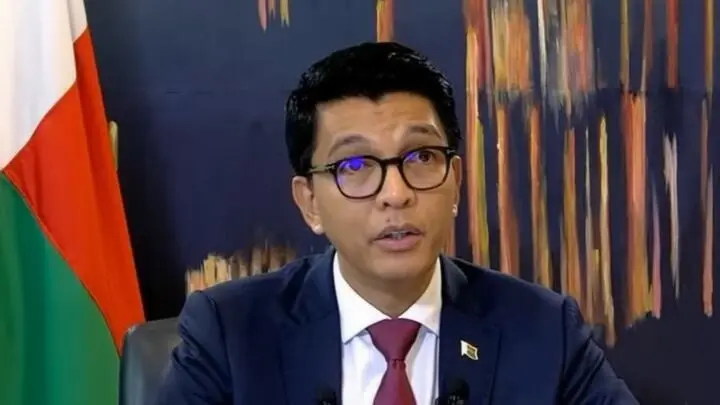 فيديو - بث مباشر من "مكان آمن".. رئيس مدغشقر ينجو من الاغتيال