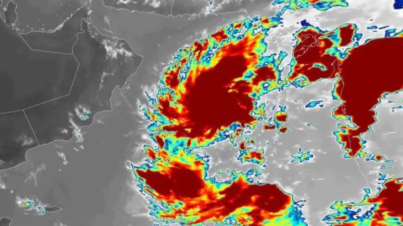 منخفض جوي في بحر العرب.. آخر تطورات حالة الطقس في سلطنة عمان