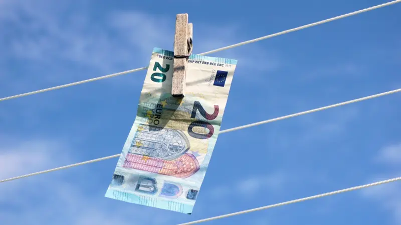 غسل الأموال.. من يُنفّذ هذه العملية وكيف يؤثر عليك؟