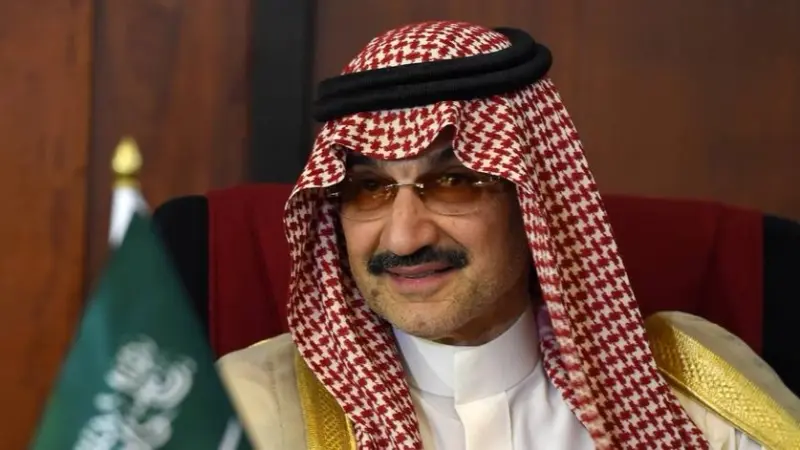 الأمير الوليد بن طلال يعود إلى زمن الطفولة بجولة على الدراجة