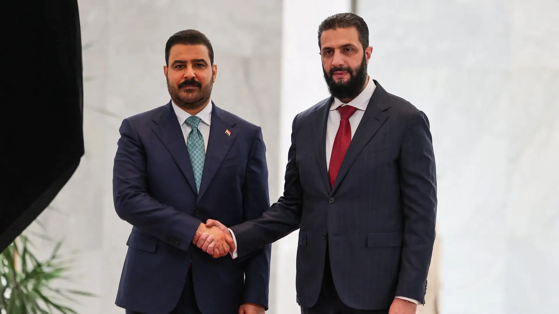 الزيدي والشرع بحثا زيادة حجم التبادل التجاري (رويترز) الزيدي والشرع بحثا زيادة حجم التبادل التجاري (رويترز)
