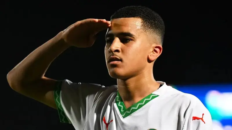 برشلونة يضع عينه على موهبة مغربية وسط منافسة أوروبية قوية