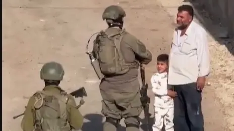 فيديو - أثناء التدقيق مع والده.. جنود إسرائيليون يرعبون صبيًّا فلسطينيًا