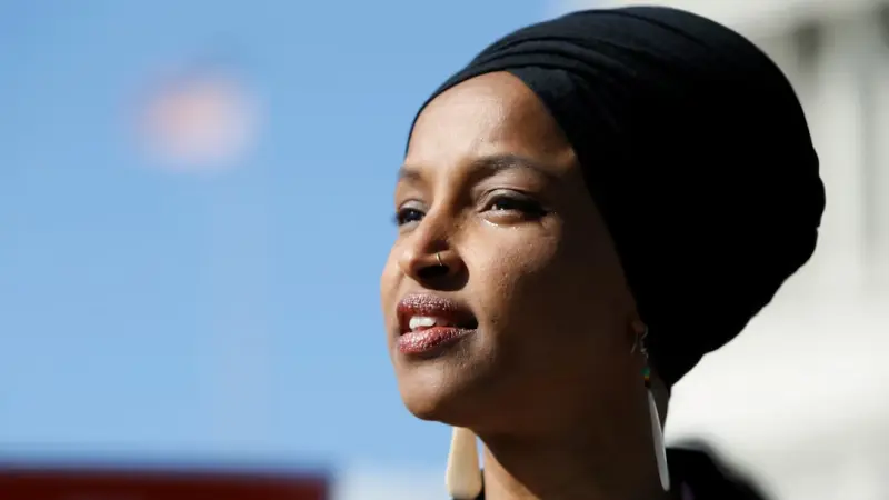 ترامب يفتح النار من جديد على إلهان عمر ويصفها بكلمة جارحة