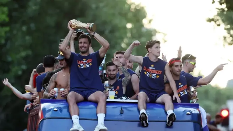 هل ينضم رودري إلى ريال مدريد؟.. بيريز صاحب القرار