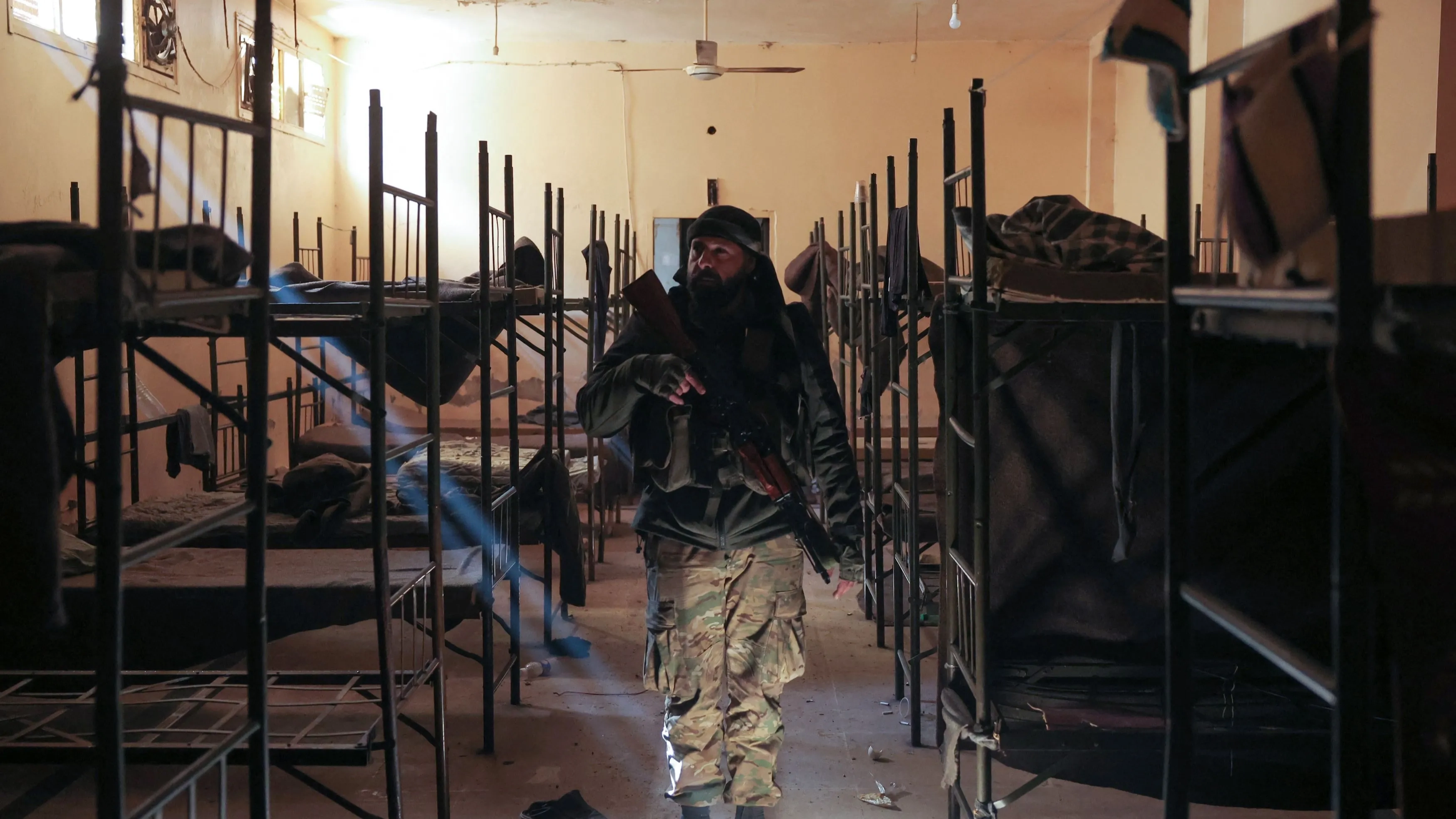 صور - تقرير: سجون الأسد تعود بوجوه جديدة في سوريا 