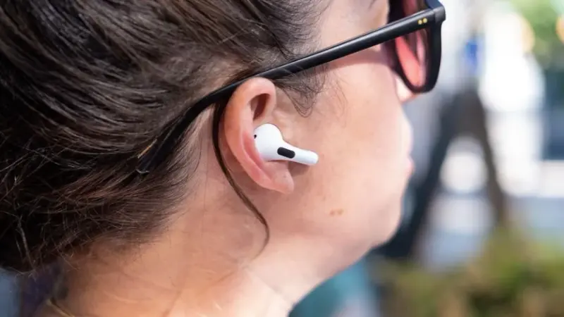 سماعات "آبل".. من أداة للاستماع إلى جهاز طبي لدعم الصمم