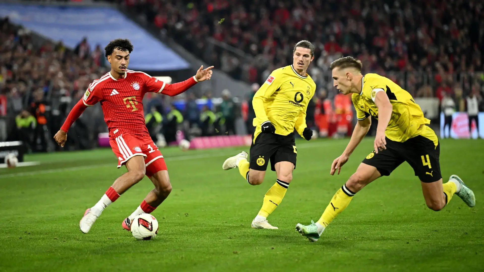بايرن ميونخ يتعادل مع بوروسيا دورتموند في الدوري الألماني (رويترز) بايرن ميونخ يتعادل مع بوروسيا دورتموند في الدوري الألماني (رويترز)