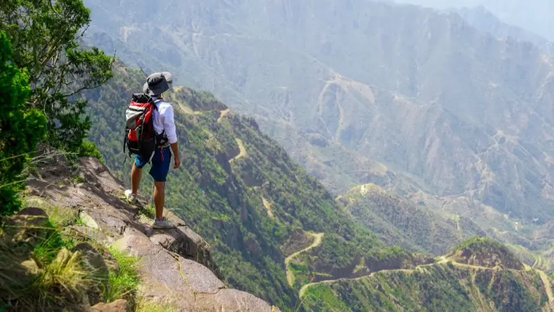 ما هي الشركة التي تهدف إلى تطوير منطقة السودة لتصبح وجهة جبلية سياحية فاخرة؟