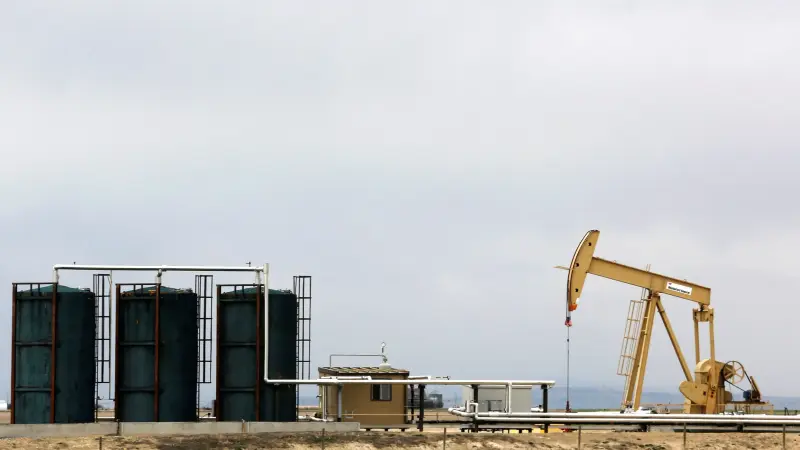 أسعار النفط تسجل مكاسب أسبوعية مع التفاؤل بمستقبل الطلب