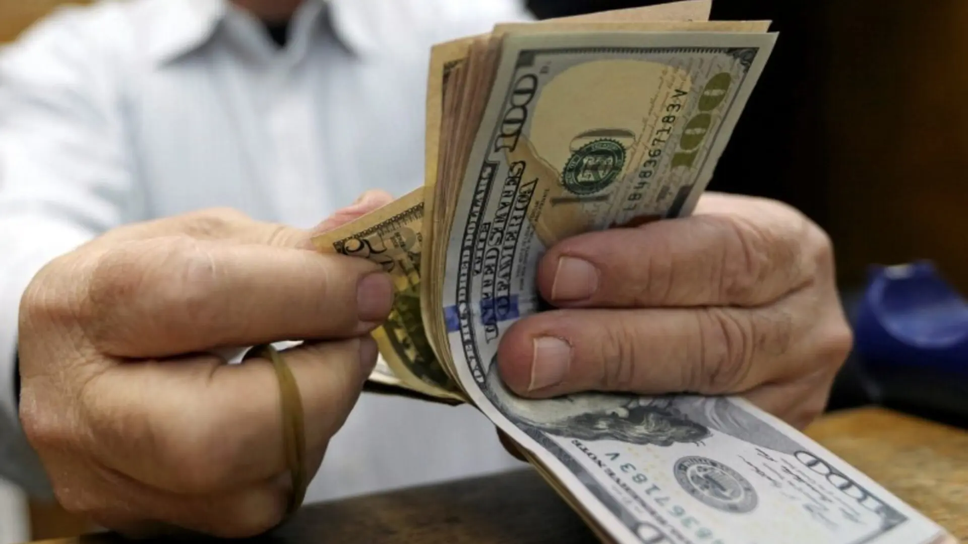 تراجع سعر صرف الدولار في العراق اليوم مقابل الدينار العراقي (رويترز) تراجع سعر صرف الدولار في العراق اليوم مقابل الدينار العراقي (رويترز)