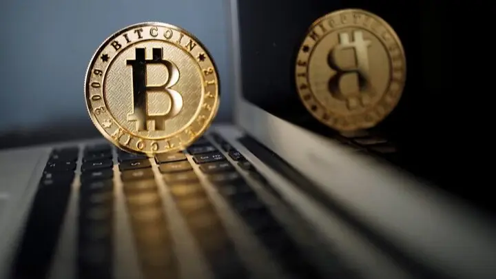 بيتكوين تتراجع إلى 77 ألف دولار.. الصعود يفقد بريقه