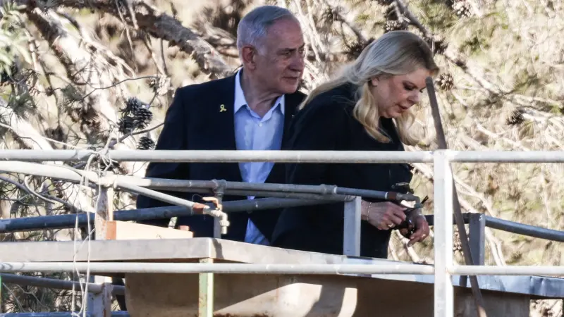 نتانياهو يكسر الصمت حول علاقة زوجته بمسؤول في مكتبه