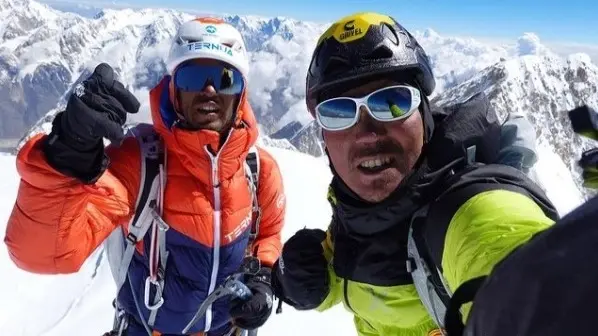 سقوط متسلقين يابانيين من ثاني أعلى قمة في العالم