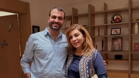 من هو مثنّى الحاج علي وما علاقته بفستان عودة أصالة إلى دمشق؟