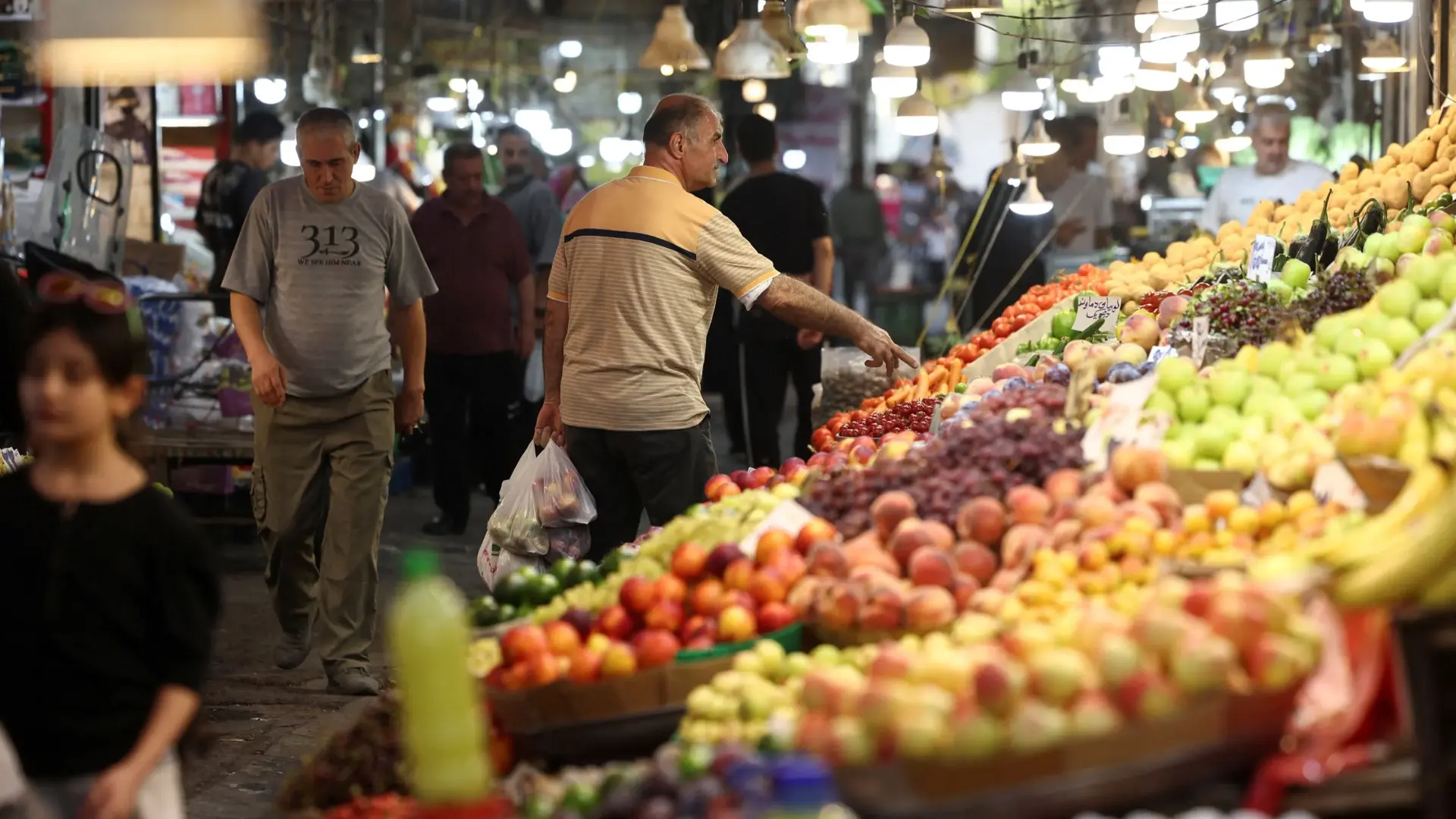 التضخم في طهران يواصل الصعود بفعل العقوبات الاقتصادية (رويترز) التضخم في طهران يواصل الصعود بفعل العقوبات الاقتصادية (رويترز)