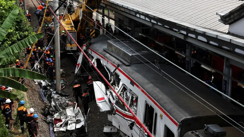 فيديو - مقتل 14 شخصا في حادث تصادم قطارين قرب عاصمة إندونيسيا