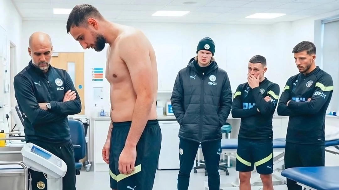 غوارديولا يسخر من وزنه ويشيد بانضباط لاعبي سيتي بعد أعياد الميلاد 