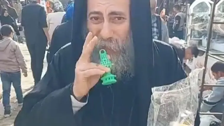 فيديو - مصر.. رجل دين مسيحي يوزّع الفوانيس احتفالا برمضان