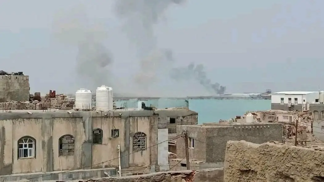 تقارير إعلامية: الضربات طالت أهدافا مدنية بميناء المخا (إكس) تقارير إعلامية: الضربات طالت أهدافا مدنية بميناء المخا (إكس)