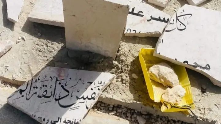 منع دفن طفلة رضيعة وتحطيم شواهد قبور بالضفة الغربية