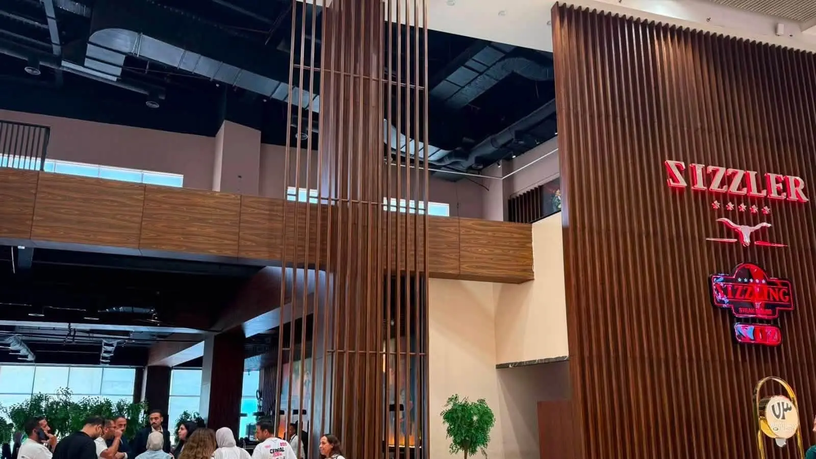 مطعم سيزلر بمول العرب اعتذر بعد واقعة الصلاة وفصل مدير الفرع (فيسبوك) مطعم سيزلر بمول العرب اعتذر بعد واقعة الصلاة وفصل مدير الفرع (فيسبوك)