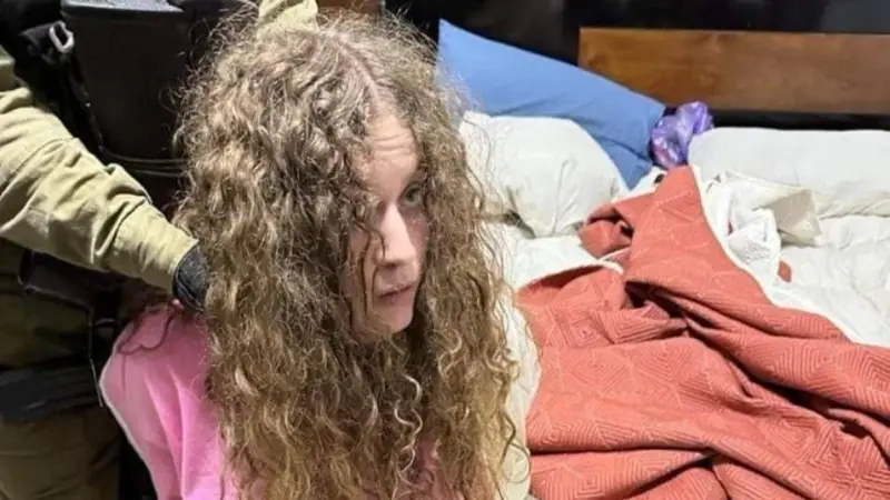 صور وفيديو - إسرائيل تعتقل الناشطة الفلسطينية عهد التميمي بتهمة "التحريض على الإرهاب"