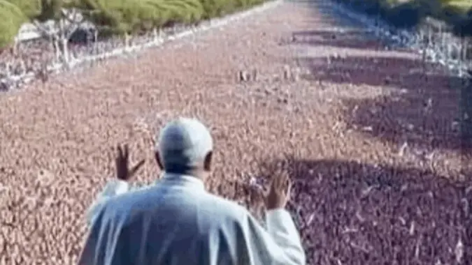 صورة للبابا فرنسيس وأمامه ملايين البشر.. ما قصتها؟
