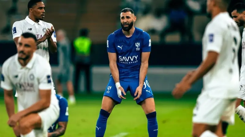 بعد إقصاء الهلال.. عاصفة انتقادات تنهال على كريم بنزيما