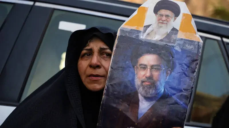 غياب مجتبى خامنئي عن جنازة والده.. طهران تكشف الأسباب
