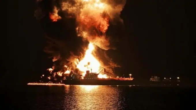 تقييم أولي: الناقلة الأميركية التي تعرضت لهجوم قرب العراق ضُربت بزوارق مسيّرة