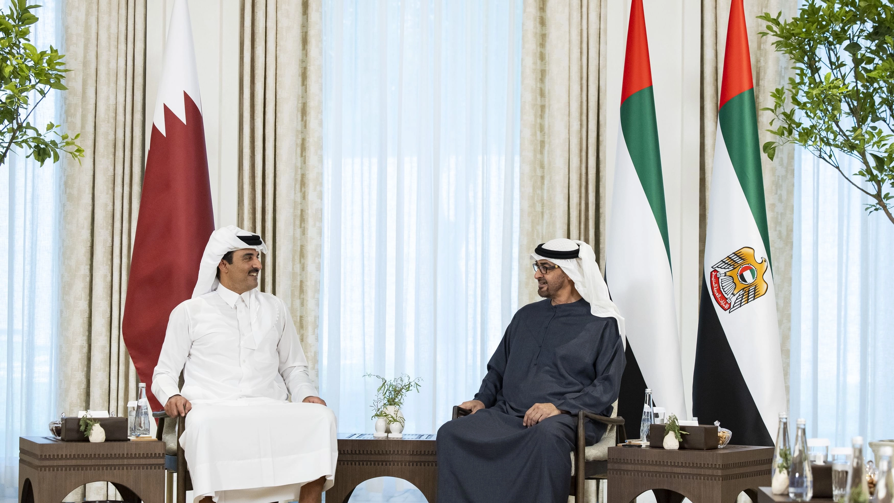 رئيس الإمارات وأمير قطر يبحثان هاتفيا التطورات في المنطقة 