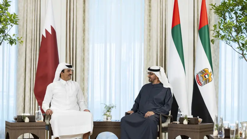 رئيس الإمارات وأمير قطر يبحثان هاتفيا التطورات في المنطقة