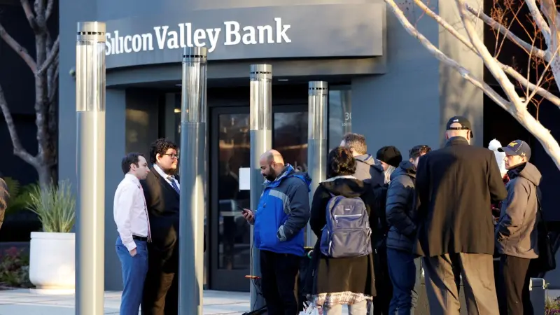 "بنك سيليكون فالي" المنهار يدعو المودعين إلى العودة