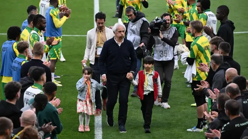 فيديو - بكاء المدرب وحيد خليلوزيتش يثير تفاعلا بعد اقتحام الجماهير مباراة نانت وتولوز