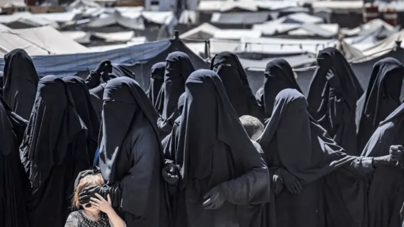 فرنسا تعيد 13 فردًا من مخيمات عائلات "داعش" في سوريا