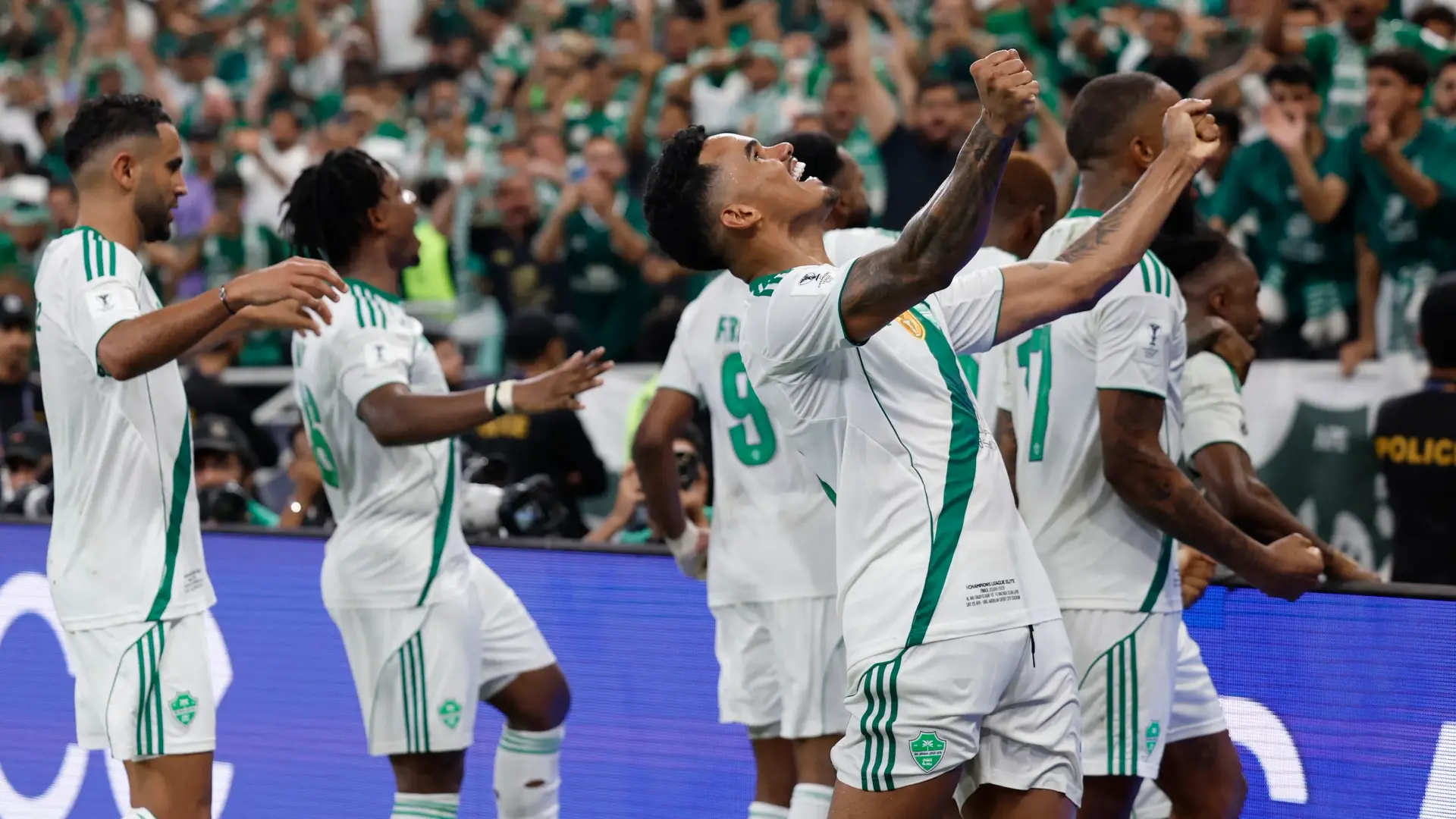 الأهلي يواجه الهلال في قمة سعودية مرتقبة اليوم (رويترز) الأهلي يواجه الهلال في قمة سعودية مرتقبة اليوم (رويترز)