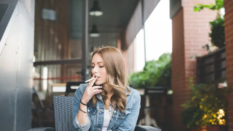 للشباب المدخنين.. احذروا خطر السكتة الدماغية