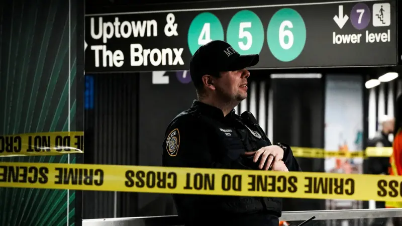 فيديو - غضب عارم.. شرطيان أميركيان يضربان رجلا أسود في بروكلين