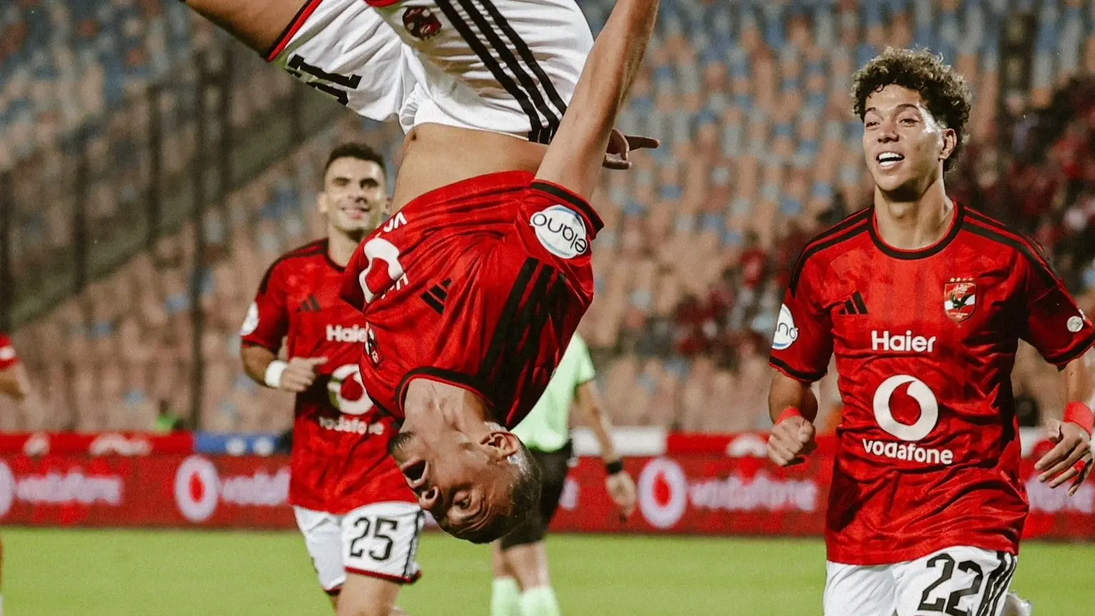 الأهلي ومودرن سبورت في صدام مثير لفض شراكة القمة بالدوري (إكس) الأهلي ومودرن سبورت في صدام مثير لفض شراكة القمة بالدوري (إكس)